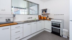 Fridge, microwave, oven, stovetop - Dog Friendly Holiday House in Bongaree (BONGAREE)