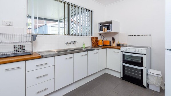 冷蔵庫、電子レンジ、オーブン、コンロ