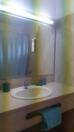 Ensemble douche/baignoire, sèche-cheveux, serviettes fournies, savon