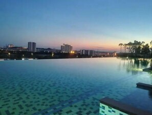 Outdoor pool - Sfera Residence 500 Mbps WiFi Self Check In (Seri Kembangan)