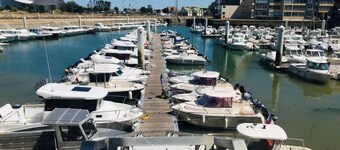 Bleu Salé : F2 avec balcon, à 200m de la plage