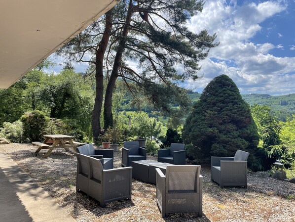 Outdoor dining - Mountain chalet with panoramic views over the entire valley (Plainfaing)