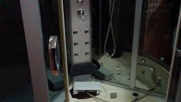 Baignoire, serviettes fournies, savon, papier toilette