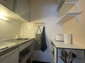 Kjøleskap, mikrobølgeovn, kaffetrakter/tekoker og brødrister