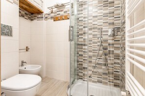 Regadera, secadora de cabello, bidet, toallas 