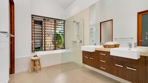 Baignoire, sèche-cheveux, serviettes fournies
