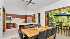 Fridge, microwave, oven, dishwasher - Figtree Villas Palm Cove (Palm Cove)