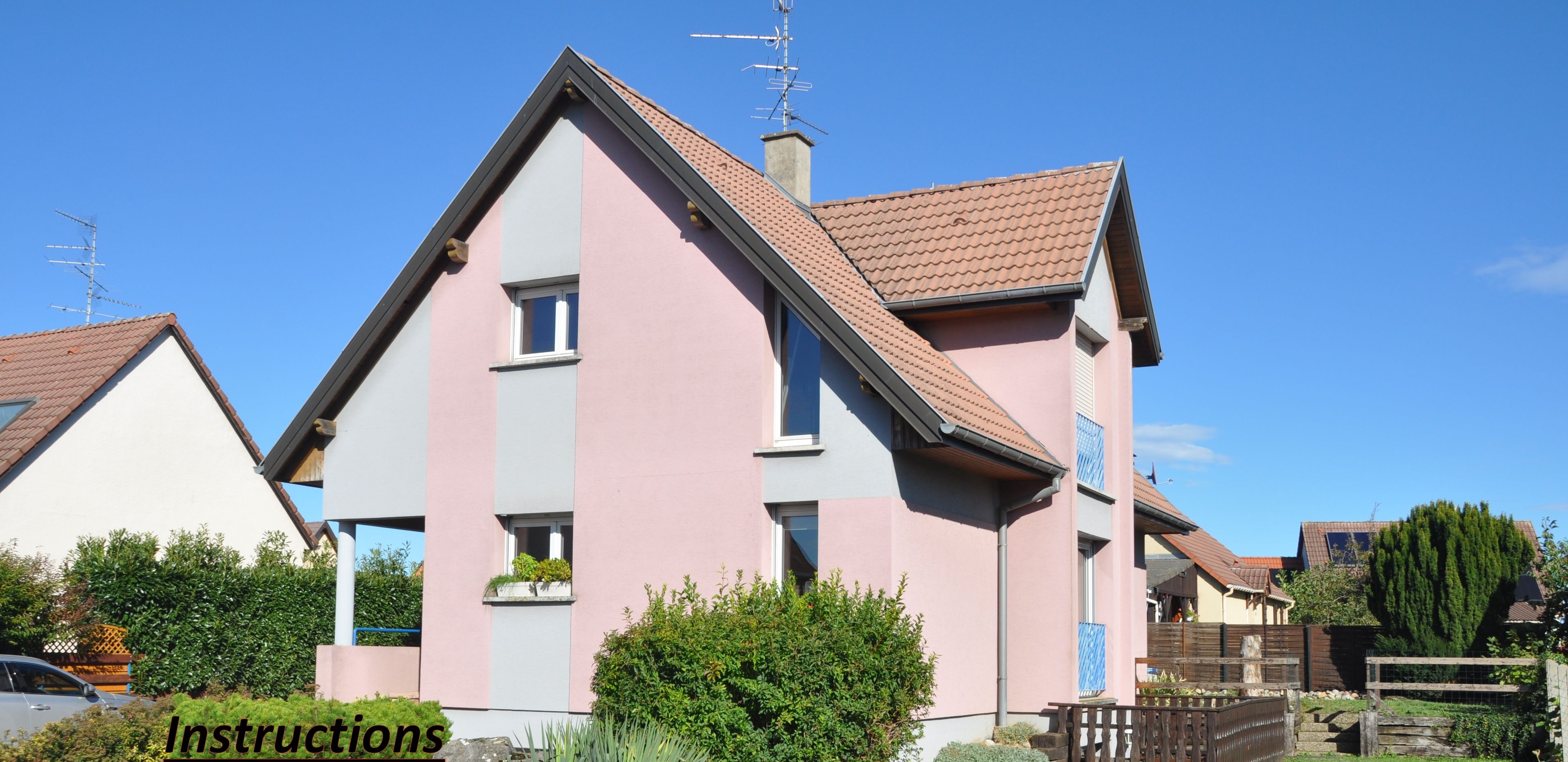 Une maison à deux étages, avec un toit en pente et une cheminée. Un panneau indique les instructions de stationnement.