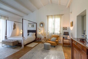 4 bedrooms, iron/ironing board, free WiFi, bed sheets