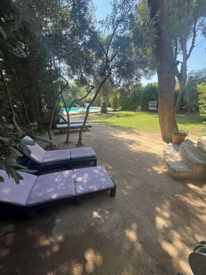 A backyard with two lounge chairs, a small pool, and a grassy area. - Villa with Private Pool + Spa Included – Provence (salon de provence)