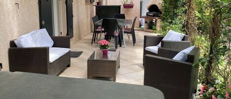 تناول الطعام بالخارج