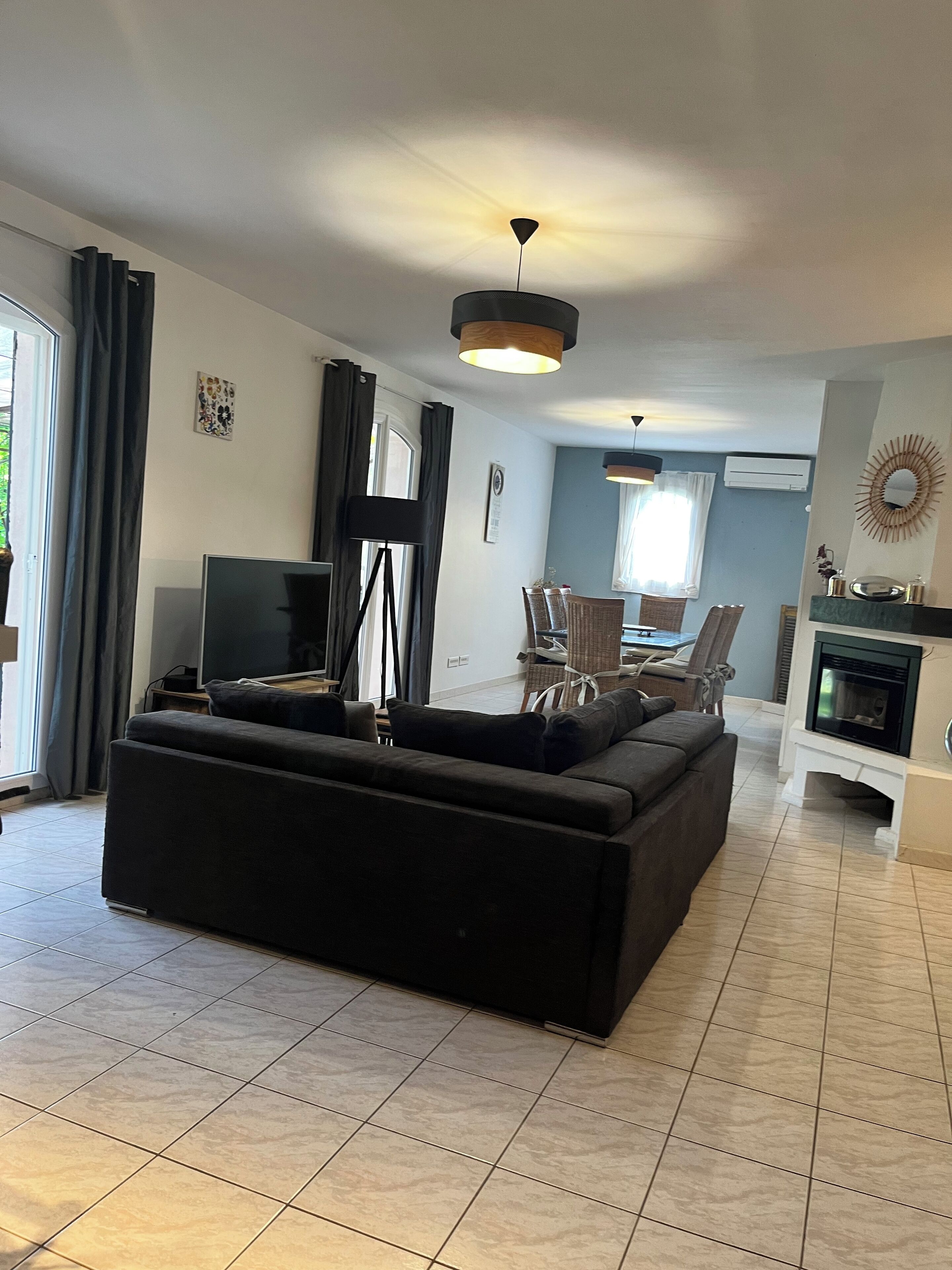 Televisión, chimenea, libros y estéreo 