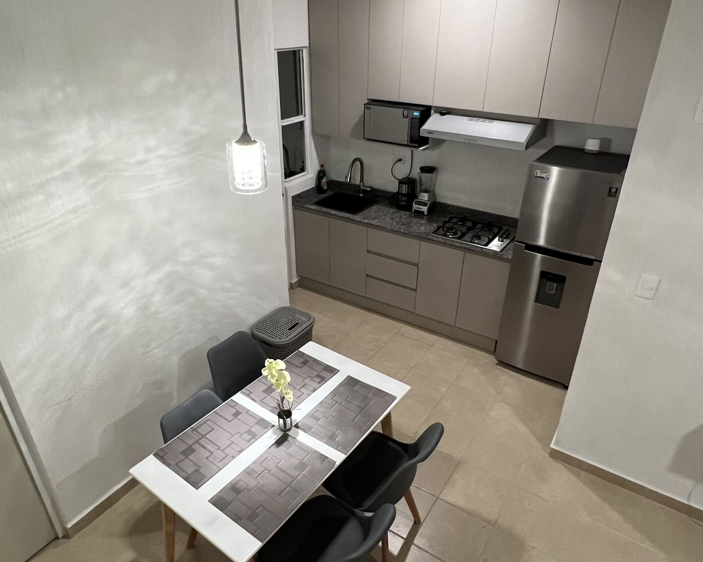 Mikrobølgeovn, kokeplater, kaffetrakter/tekoker og kjøkkenutstyr