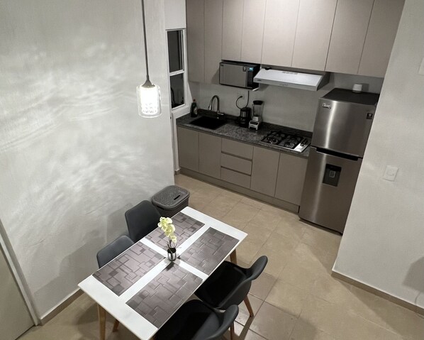 Microondas, parrilla de estufa y cafetera y tetera 