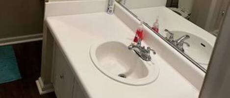 Doccia, asciugamani, carta igienica