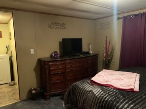 3 bedrooms, desk, iron/ironing board, bed sheets