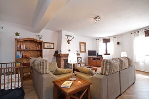 Smart-TV, Kamin, DVD-Player, Bücher