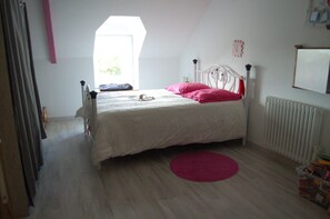 3 bedrooms, desk, WiFi