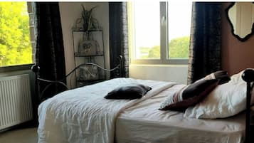 4 slaapkamers, een strijkplank/strijkijzer, gratis wifi, beddengoed