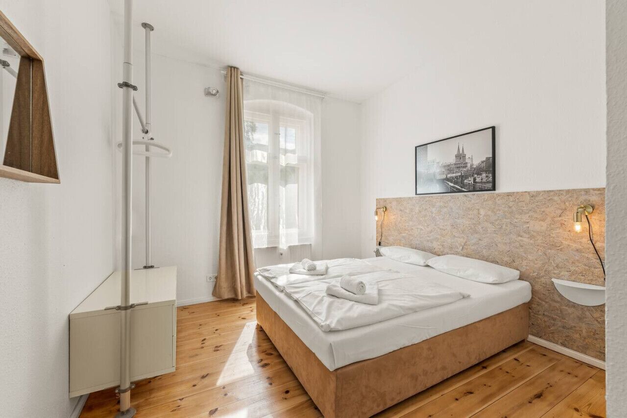 1 dormitorio, escritorio, tabla de planchar con plancha y wifi