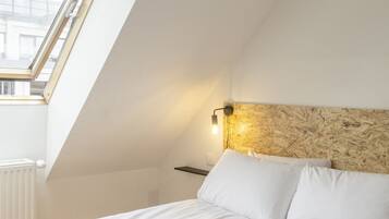 Skrivbord, strykjÀrn/strykbrÀda, wi-fi och sÀngklÀder