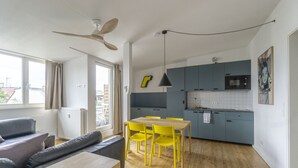 A modern apartment with a dining area, kitchen, and living space. - Boxi Top-floor Apartment (Berlin)