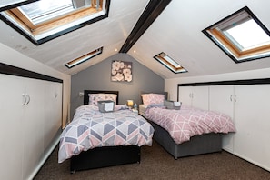 House | 5 bedrooms, iron/ironing board, free WiFi, bed sheets - Captivating 5-bed House in Horwich Bolton (Bolton)
