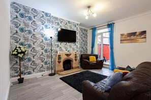 Living room - Captivating 5-bed House in Horwich Bolton (Bolton)