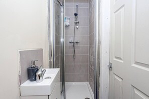 House | Bathroom - Captivating 5-bed House in Horwich Bolton (Bolton)