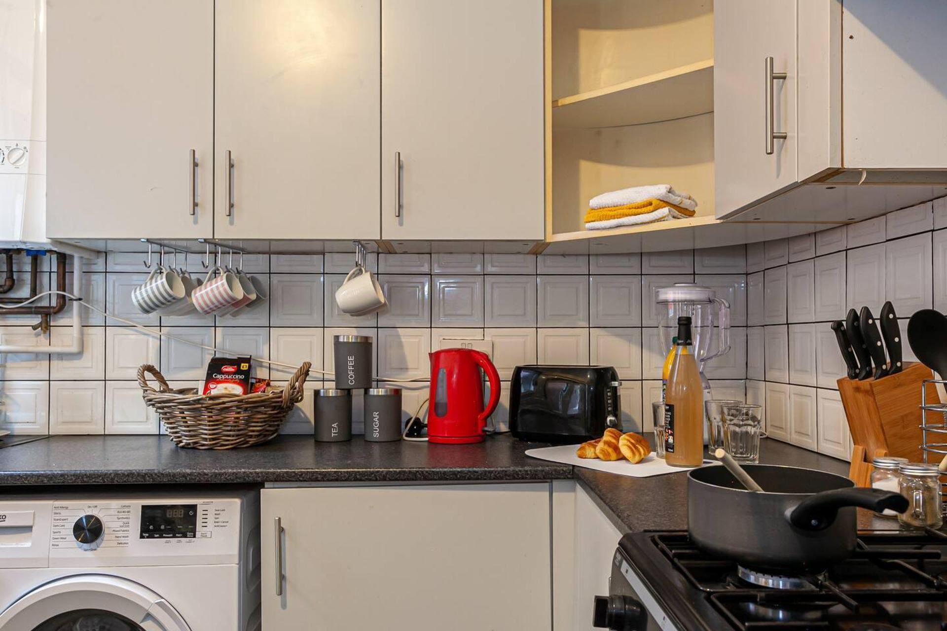 House | Private kitchen | Fridge, microwave, oven, stovetop