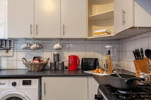 Maison | Cuisine privée | Réfrigérateur, four à micro-ondes, un four, surface de cuisson