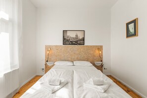 2 bedrooms, desk, iron/ironing board, WiFi