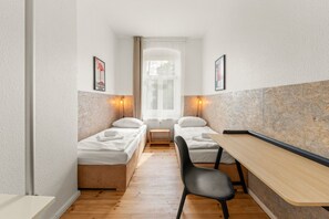 2 habitaciones, escritorio, tabla de planchar con plancha y wifi 