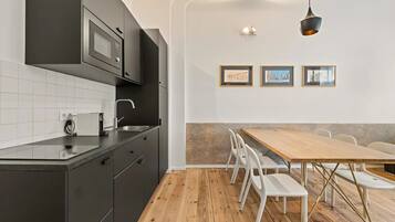 Kühlschrank, Mikrowelle, Herdplatte, Wasserkocher mit Kaffee-/Teezubehör