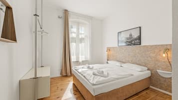 1 dormitori, escriptori, planxa i posts de planxar i wifi