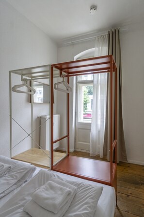 2 habitaciones, escritorio, tabla de planchar con plancha y wifi