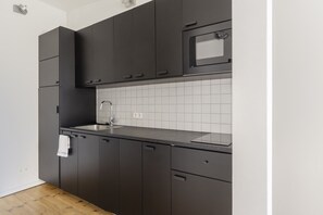 Refrigerador, microondas, placa de cocina, cafetera/tetera