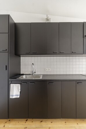 Geladeira, micro-ondas, cooktop, cafeteira/chaleira
