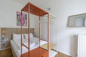 2 bedrooms, desk, iron/ironing board, WiFi