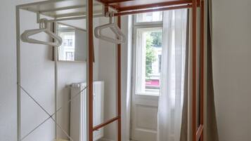 2 bedrooms, desk, iron/ironing board, WiFi