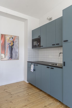 Kühlschrank, Mikrowelle, Herdplatte, Wasserkocher mit Kaffee-/Teezubehör