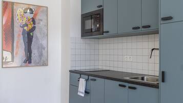 Kjøleskap, mikrobølgeovn, kokeplater og kaffetrakter/tekoker