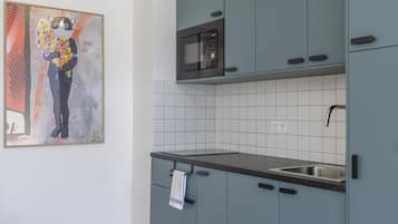 Kühlschrank, Mikrowelle, Herdplatte, Wasserkocher mit Kaffee-/Teezubehör