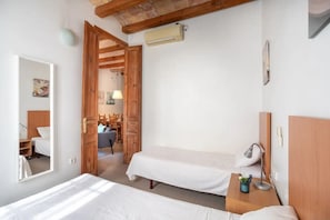 2 bedrooms, desk, iron/ironing board, WiFi - Mooeve Sant Antoni Barcelona (Barcelona)