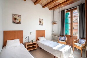 2 soverom, skrivebord, strykejern/-brett og wi-fi