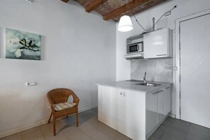 Refrigerador, microondas, parrilla de estufa y cafetera y tetera 