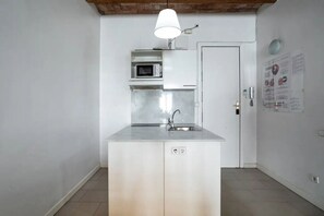 Een koelkast, een microgolfoven, een kookplaat