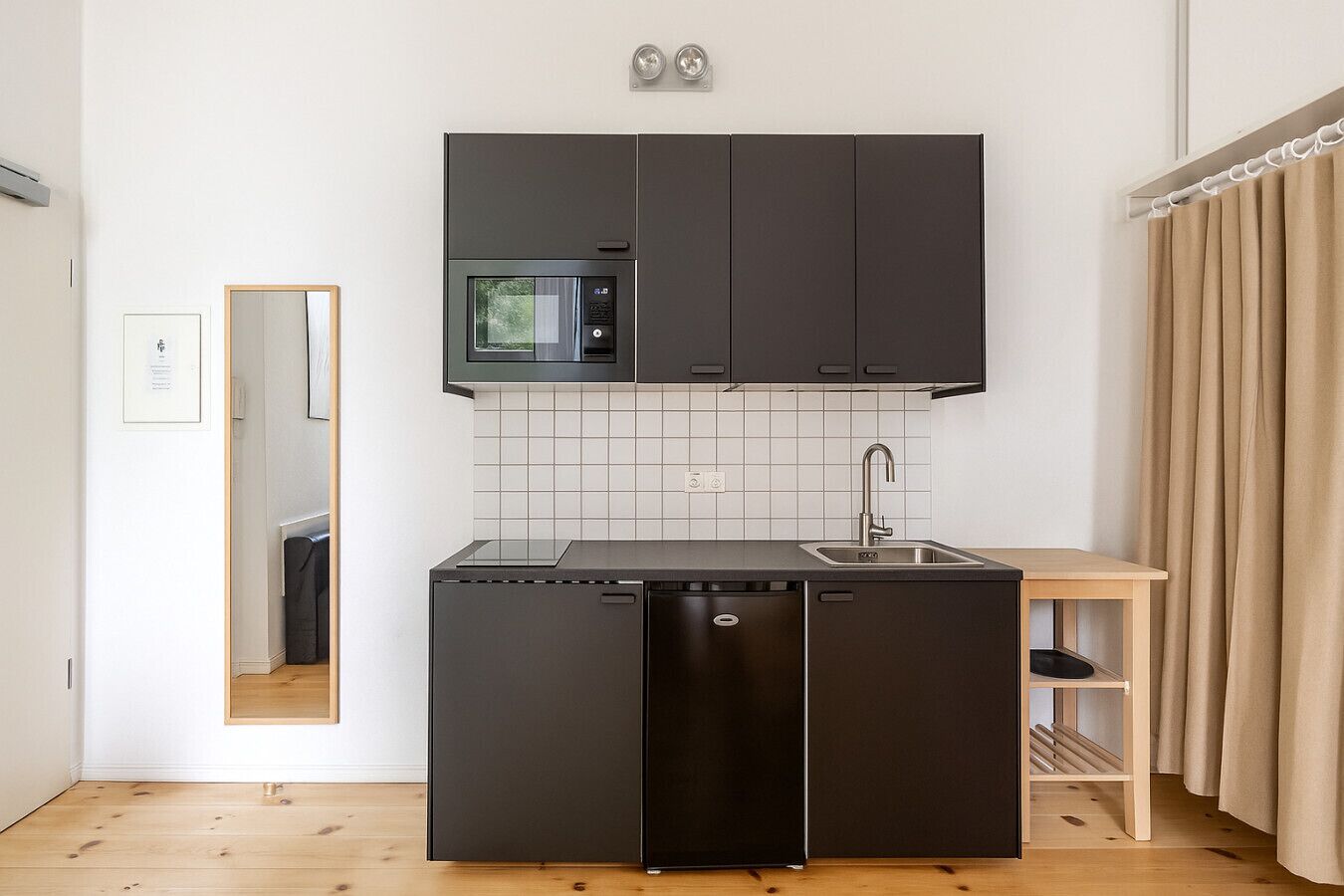 Frigorífico, microondas, placa de cocina y cafetera o tetera