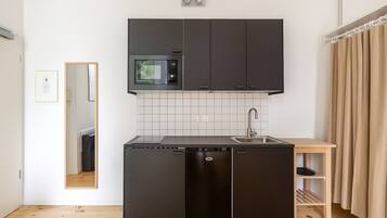 Kühlschrank, Mikrowelle, Herdplatte, Wasserkocher mit Kaffee-/Teezubehör