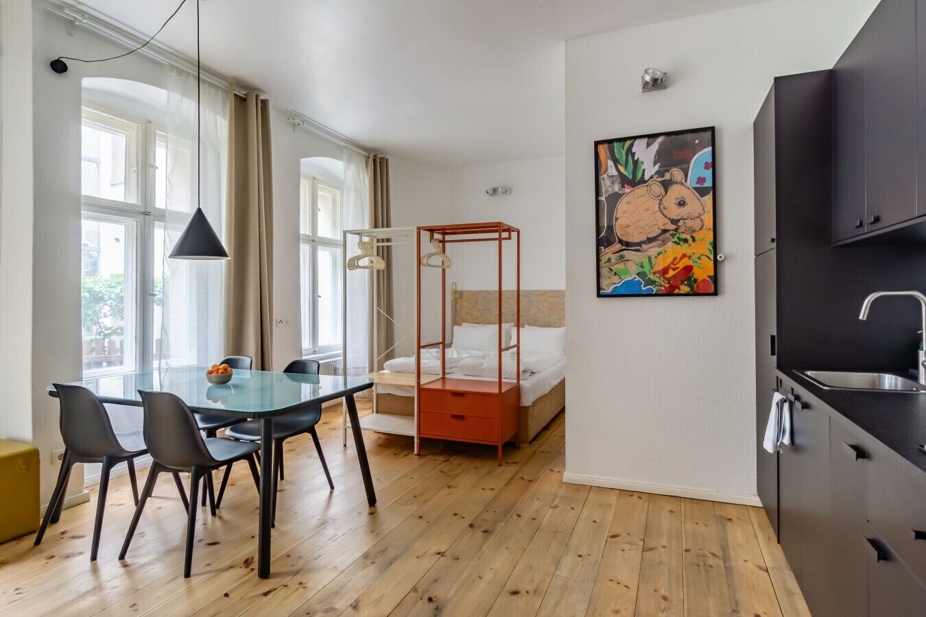 Een strijkplank/strijkijzer, wifi, beddengoed